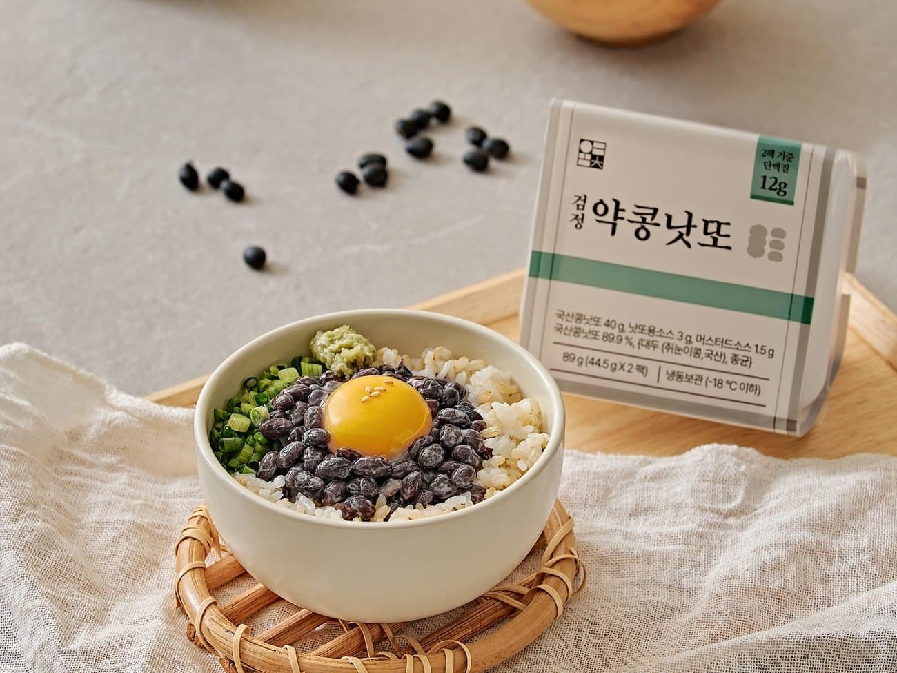 밥 위에 낫또와 달걀노른자를 올린 상차림