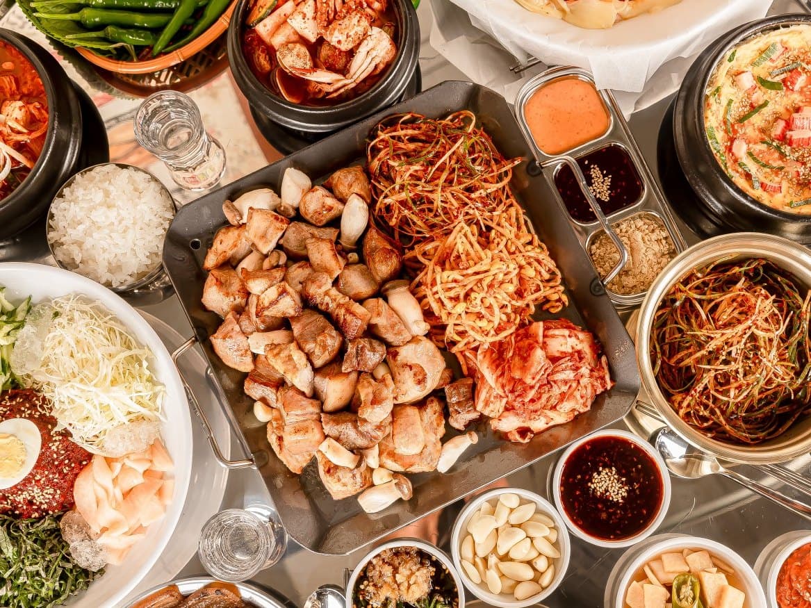 상 전체를 위에서 내려다본 구성 컷