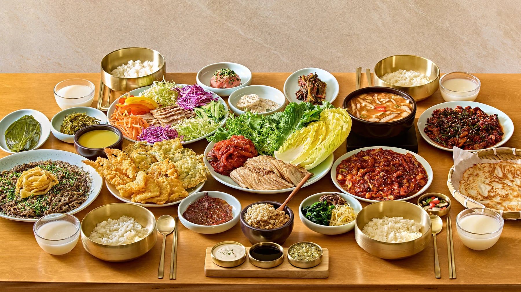 보쌈과 반찬이 상 가득 차려진 쌈보한상 정면 컷